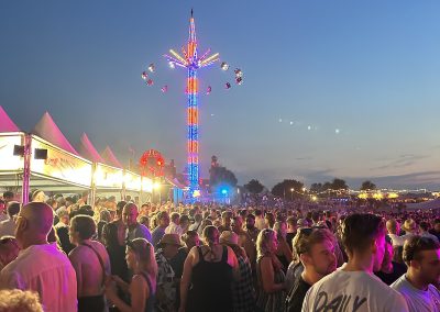 Kermisattractie: Zweeftoren Huren
